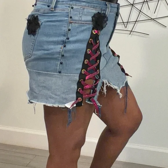 Stylish Denim Skirt with Pink Accents - Picture 5 of 6